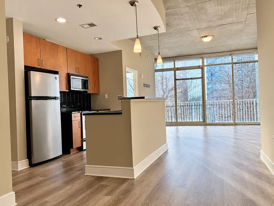 950 W Peachtree St #813