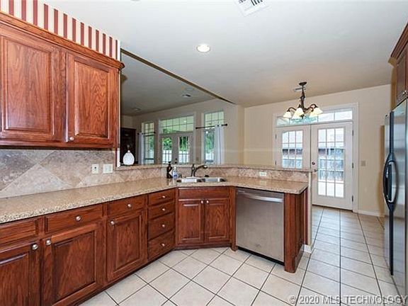 3rd image of 2606 S Cambridge Dr