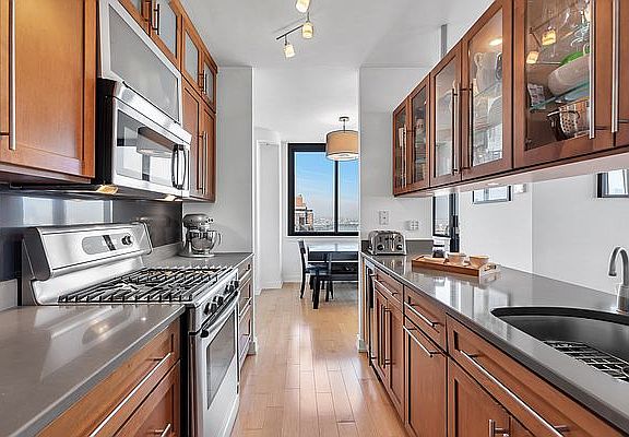 4th image of 455 E 86th St APT 35B