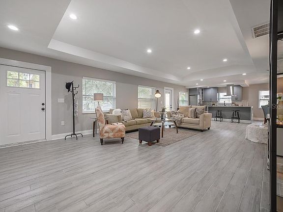 4th image of 406 E Amelia Ave