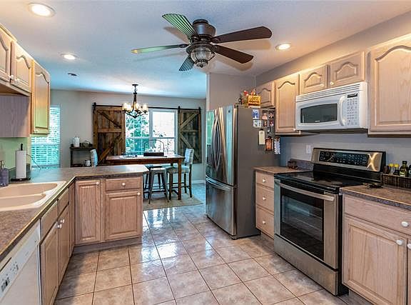 4th image of 825 Woodsedge Dr