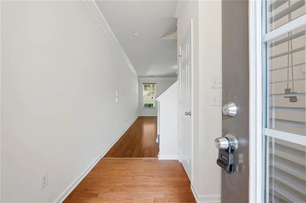 3 bed, 2.5 bath, 1952 sqft, $2,400 — Photo 4