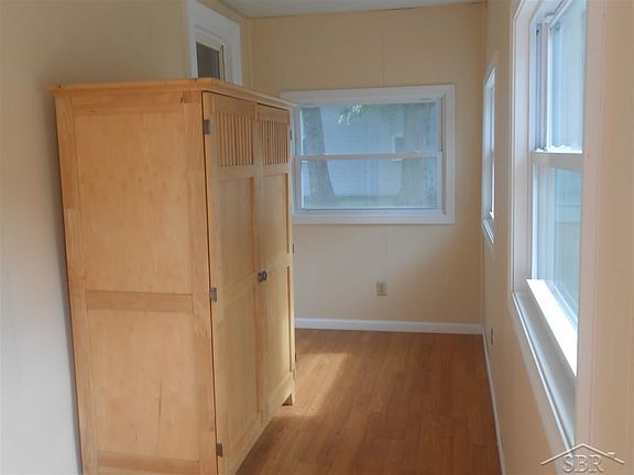2nd image of 3168 Elm St