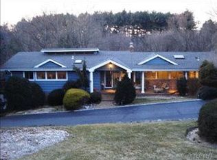 5 Pioneer Ct, Dix Hills, NY 11746