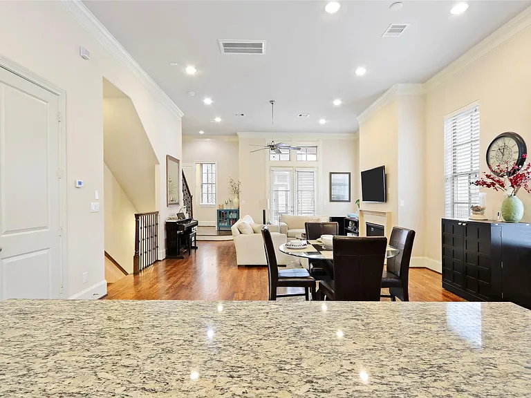 2049 Fannin Sta N — Photo 6