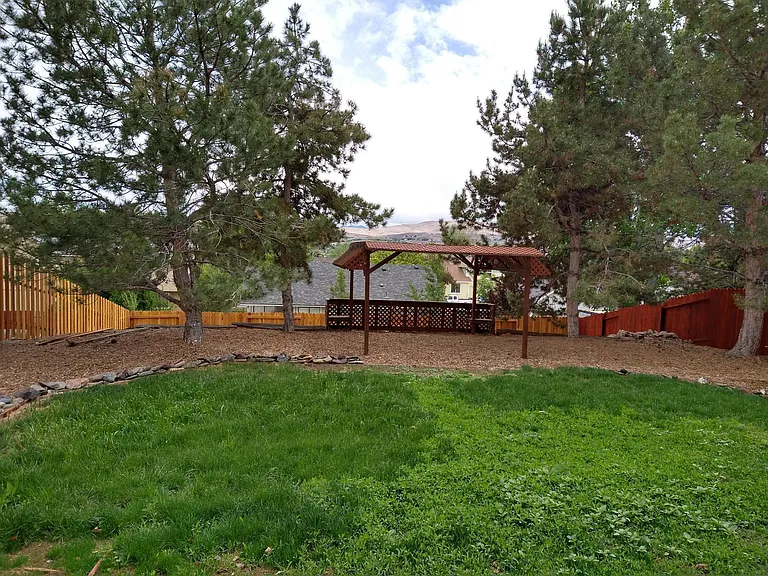 Backyard- grass is not green anymore, sorry.