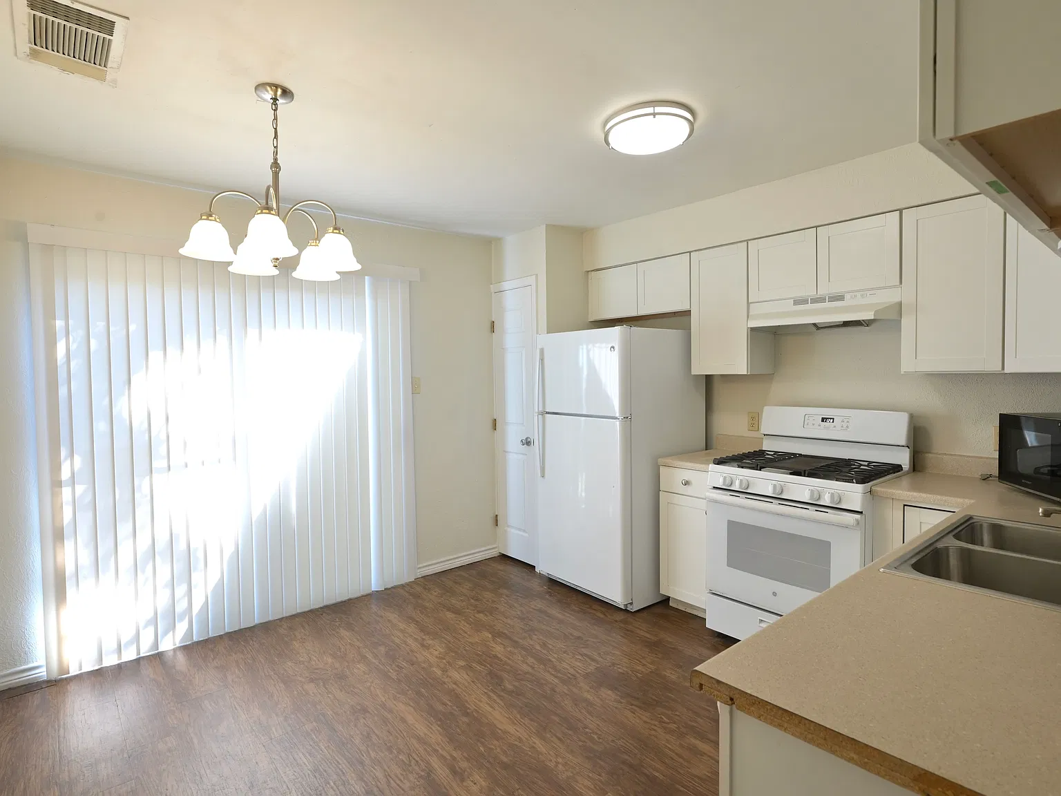 3 bed, 1044 sqft, $1,600 — Photo 4