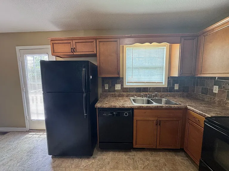 371 Andrew Dr — Photo 9