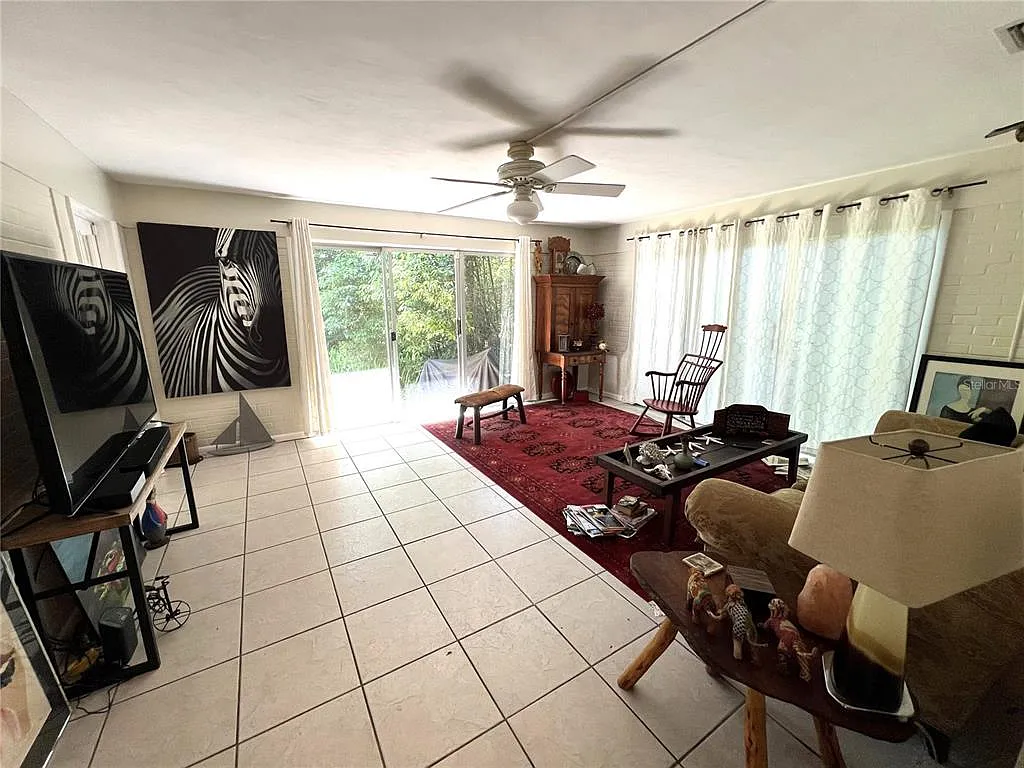 3 bed, 1.0 bath, 1398 sqft, $2,000 — Photo 2