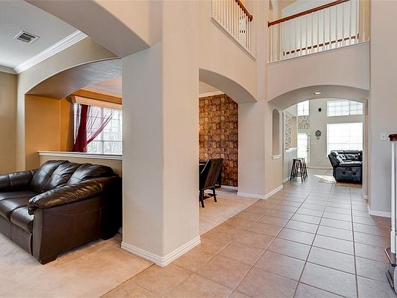 4th image of 204 Trevino Ct