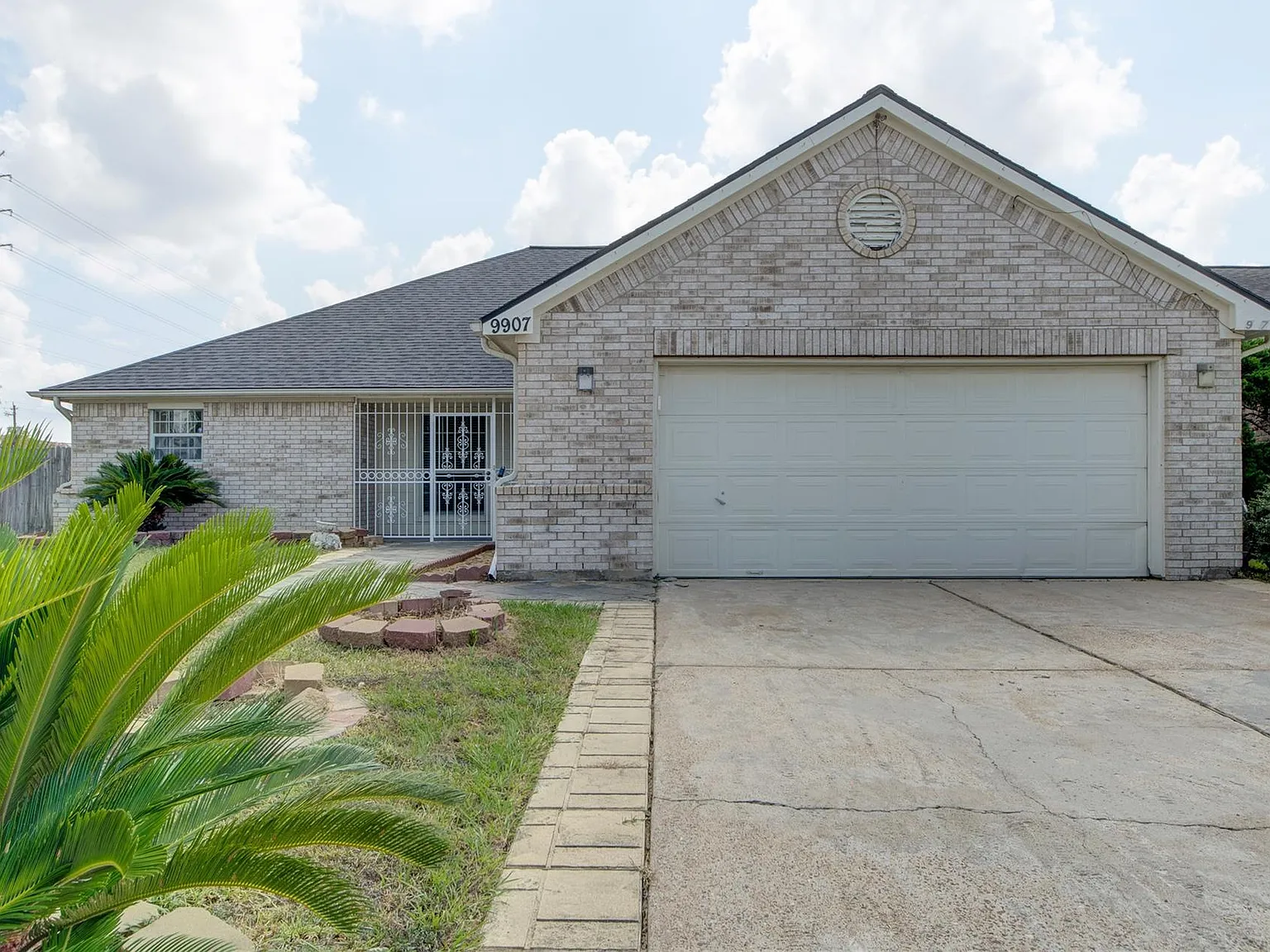 4 bed, 2.0 bath, 2514 sqft, $2,000 — Photo 1