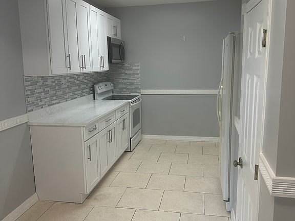 3rd image of 26 Lafayette Pl #2