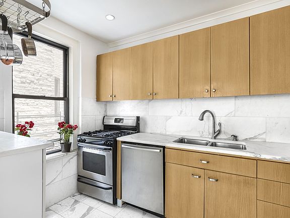 5th image of 205 E 10th St