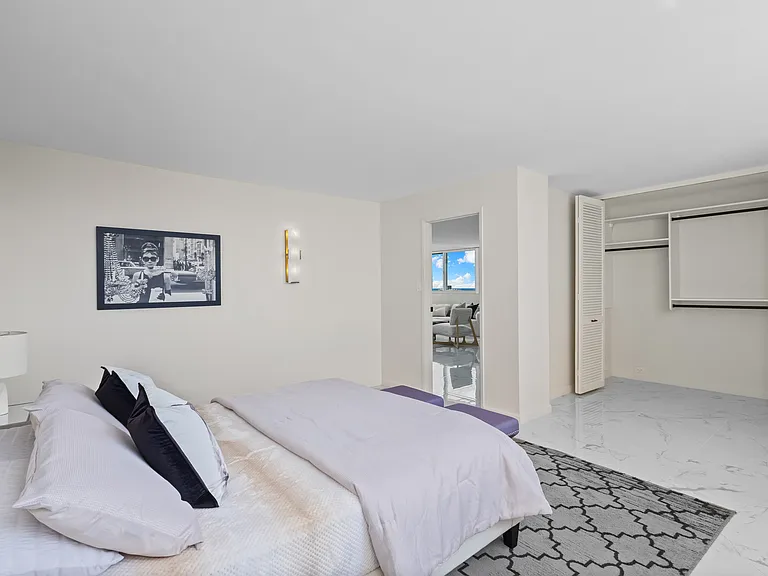555 University Ave — Photo 31