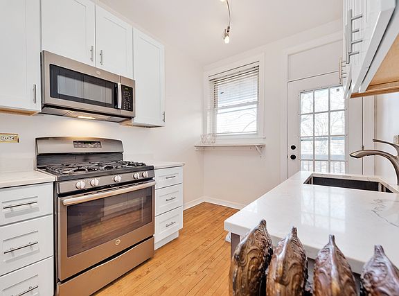 3rd image of 1101 W Wrightwood Ave