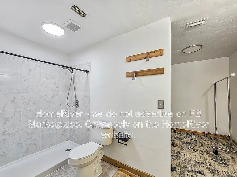 4325 NE 3rd Ct — Photo 10