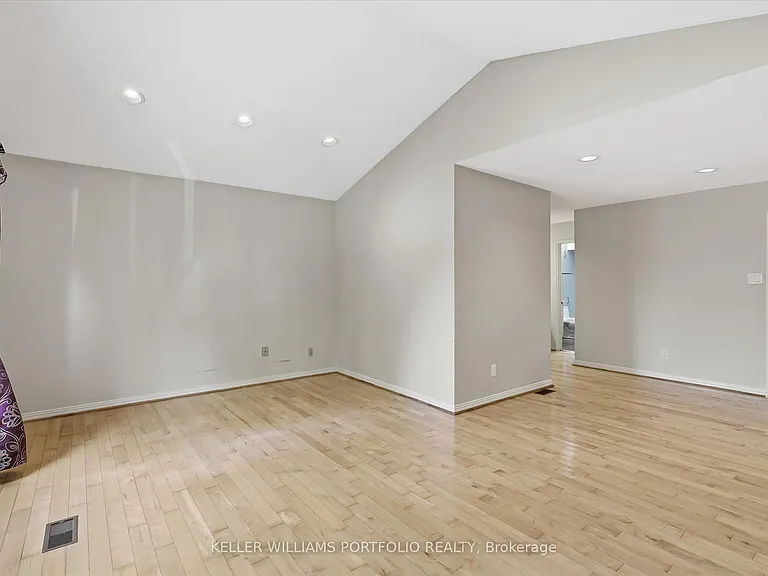 73 Jessica Gdns — Photo 21