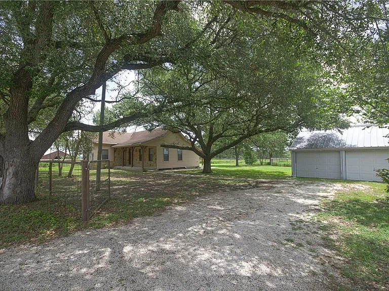 9852 FM 1179 — Photo 11