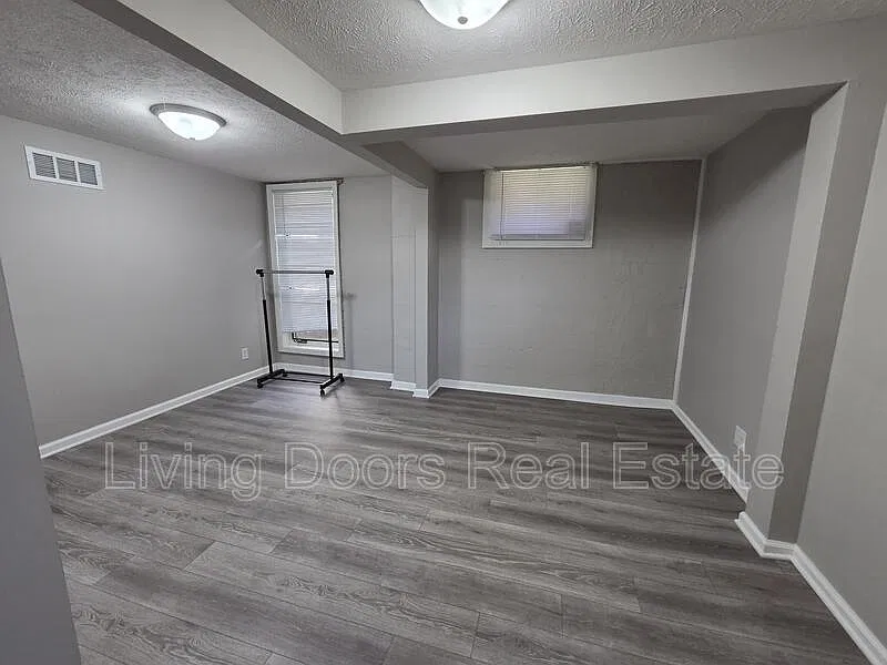 4 bed, 2.0 bath, 2200 sqft, $2,000 — Photo 4