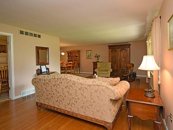4th image of 5768 Beechnut Dr
