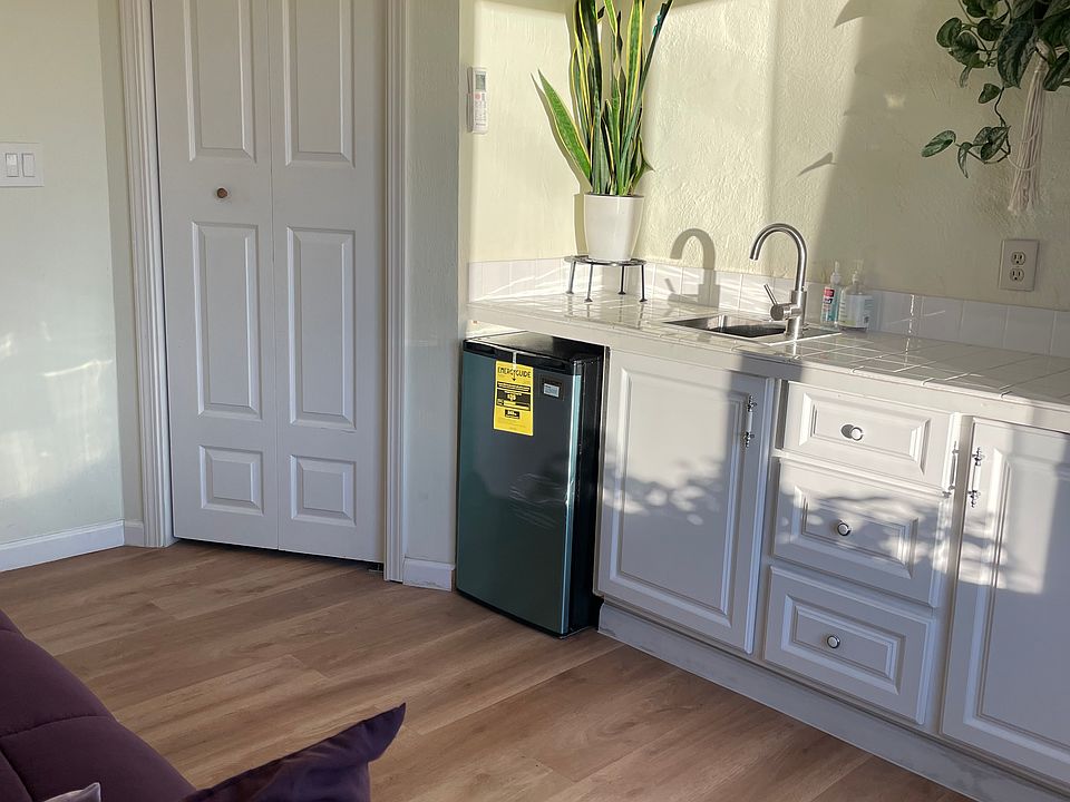 All furnishings included except plants and wooden stool