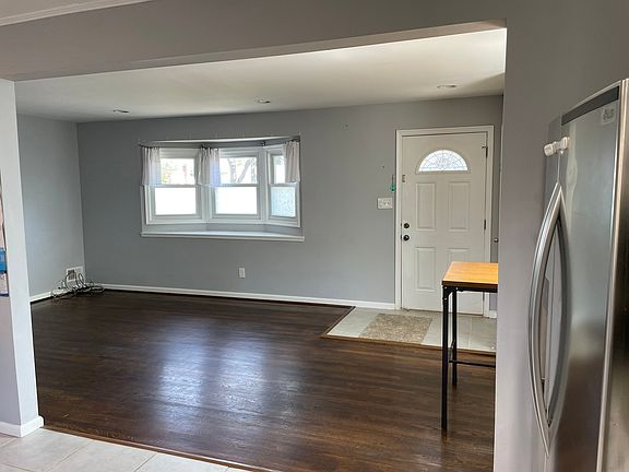 3rd image of 1009 Scott Ave