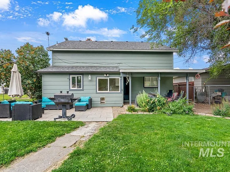 1015 E Park St — Photo 2