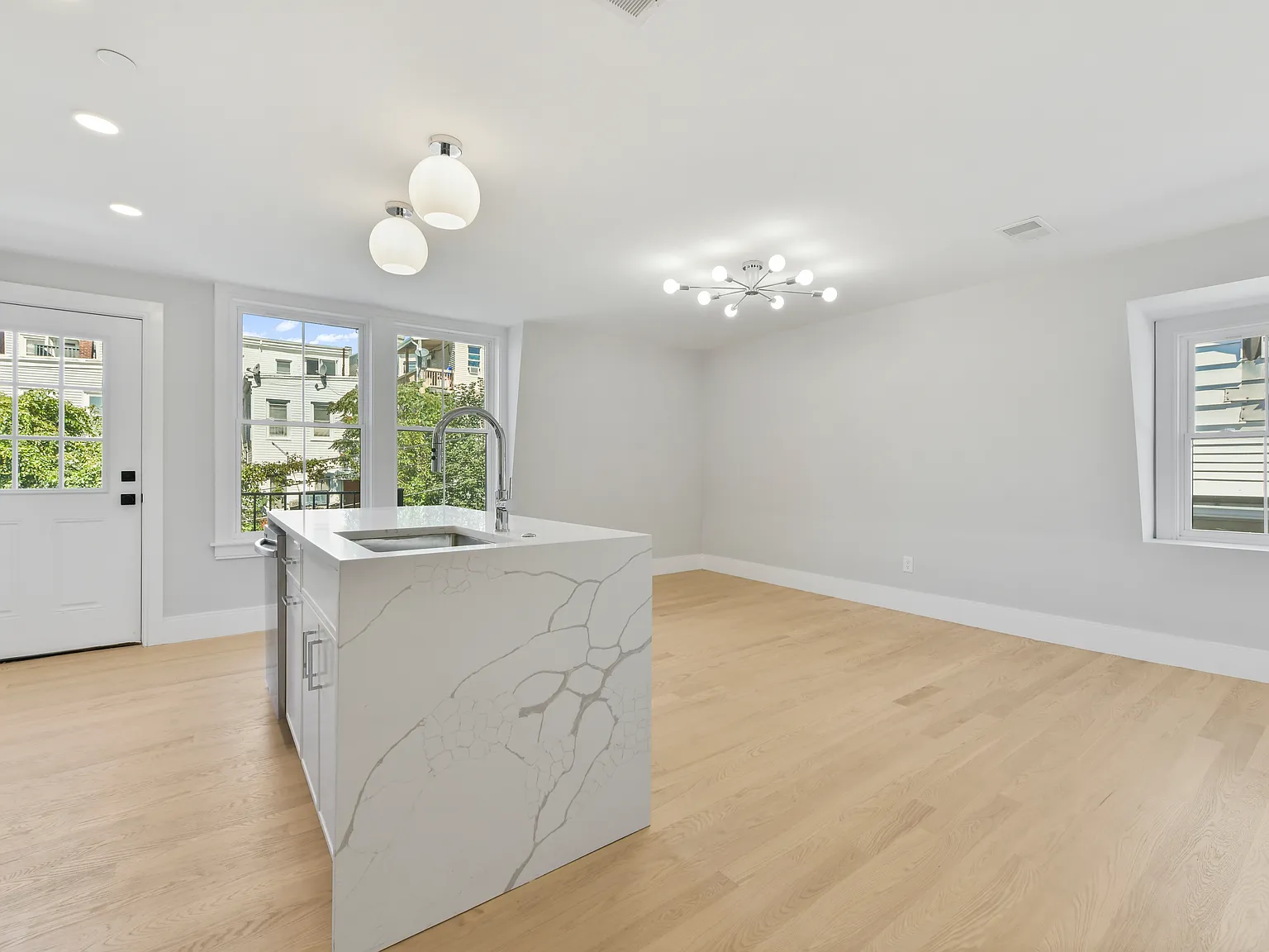 3 bed, 910 sqft, $3,595 — Photo 4