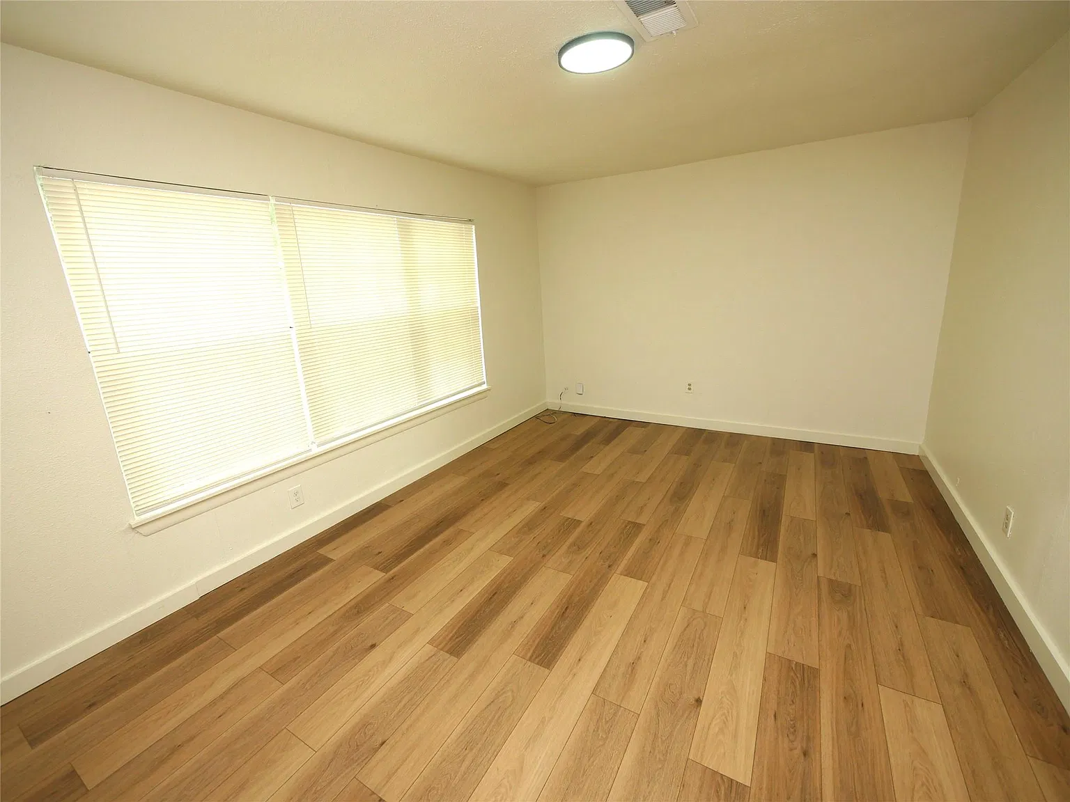 2 bed, 1.0 bath, 873 sqft, $1,399 — Photo 3
