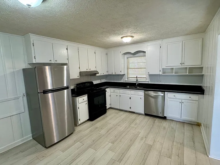 505 Locust Ln — Photo 3