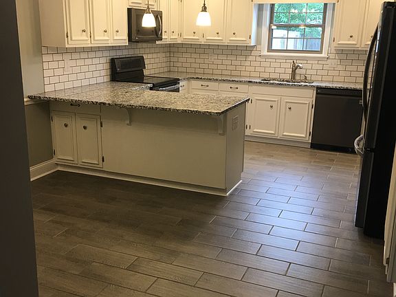 4th image of 1251 Leaside Ln