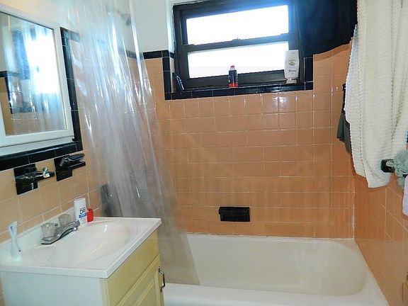 3rd image of 6 Lawrence Dr APT D