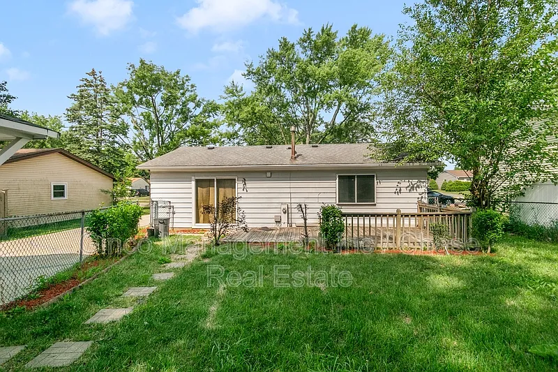 3 bed, 1.0 bath, 900 sqft, $2,395 — Photo 3