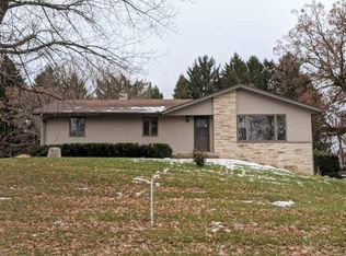 904 W Devonshire Rd, Delafield, WI 53018