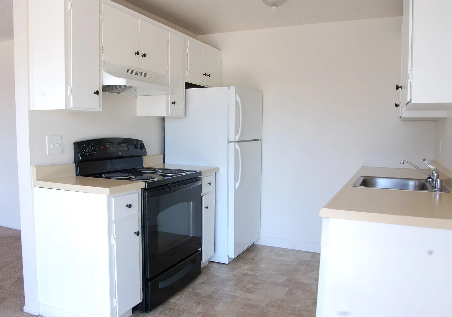 Spacious One & Two Bed Units in a Quite complex with Porches and Covered Off Street Parking — Photo 4