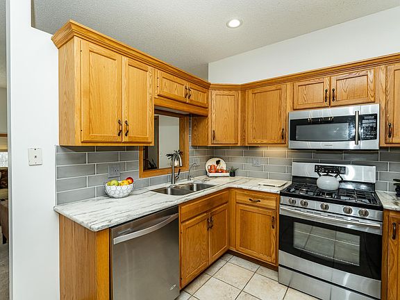 3rd image of 1988 Waterford Pl SW