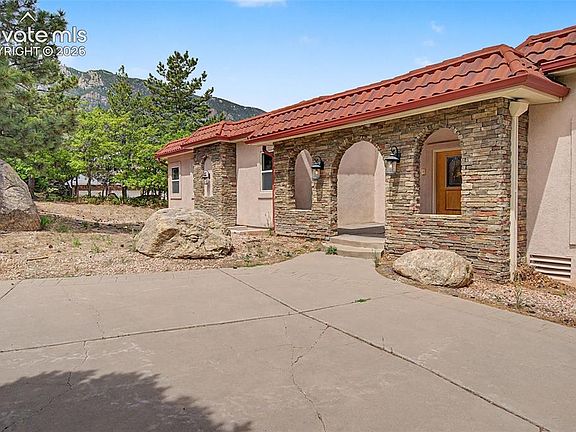 3rd image of 370 Oakhurst Ln