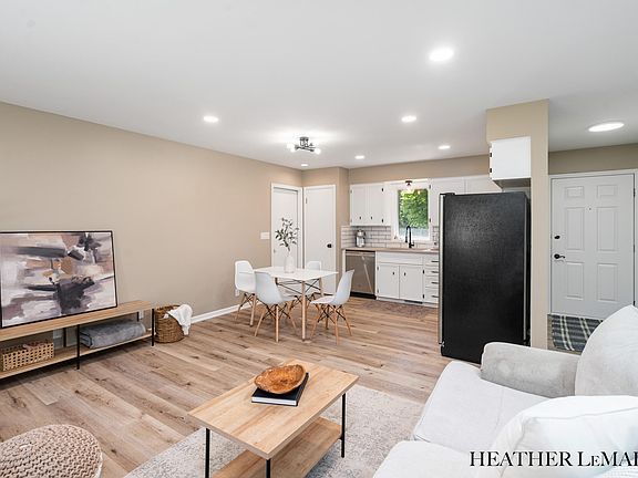 5th image of 9561 Crescent Dr