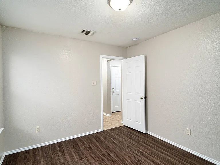 910 Trilby — Photo 8