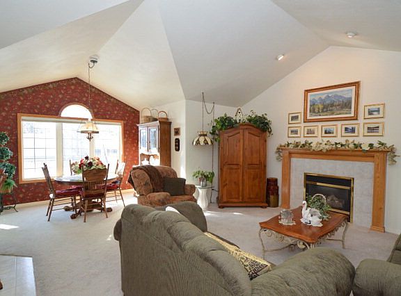 2nd image of 910 Summerset Ct
