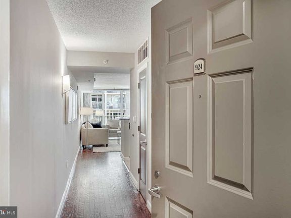 3rd image of 880 N Pollard St APT 924