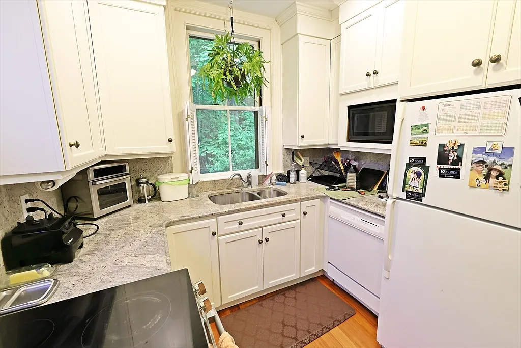 Building Photo - 107 Waban Hill Rd #R