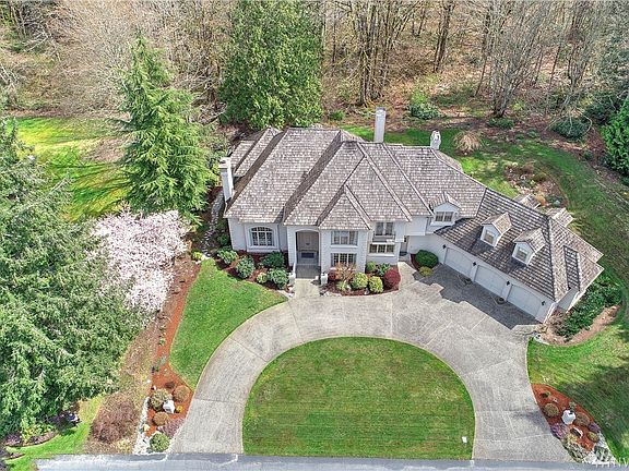 Circular style driveway will accommodate several guests 