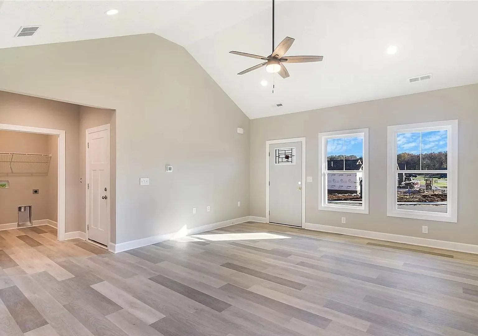 Three bedroom, three bathroom home in Plum Springs — Photo 4