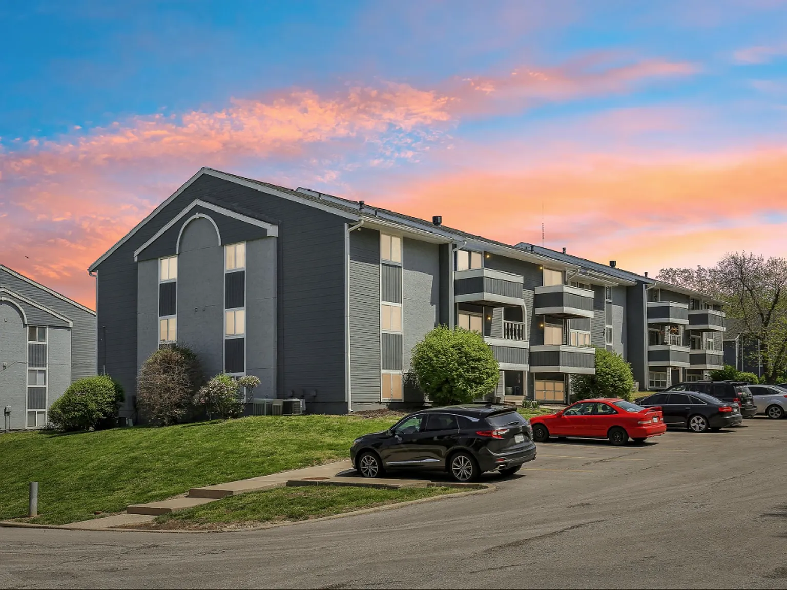 University Villa Apartments — Photo 1