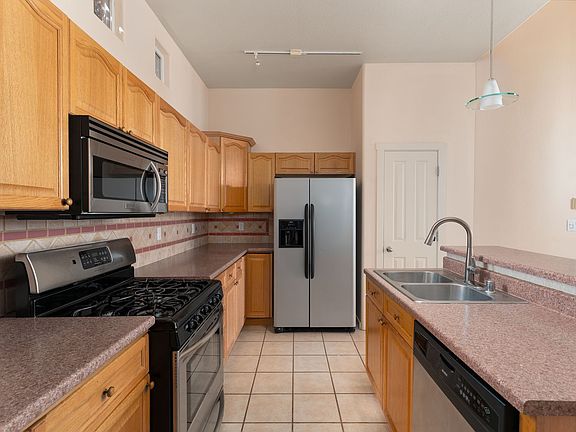 3rd image of 16 Prairie Crest Dr