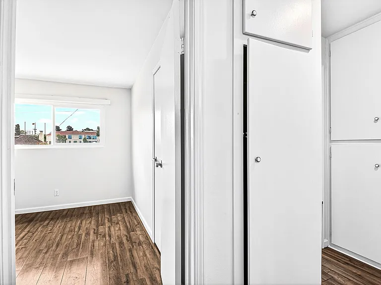 908 Roswell Avenue — Photo 16