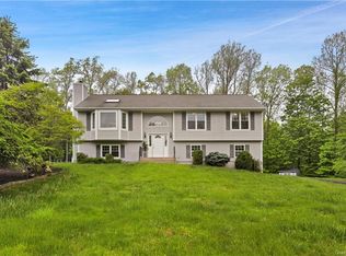 18 Partridge Ln, Putnam Valley, NY 10579