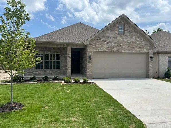 136 Woodlands Park Dr, Little Rock, AR 72211