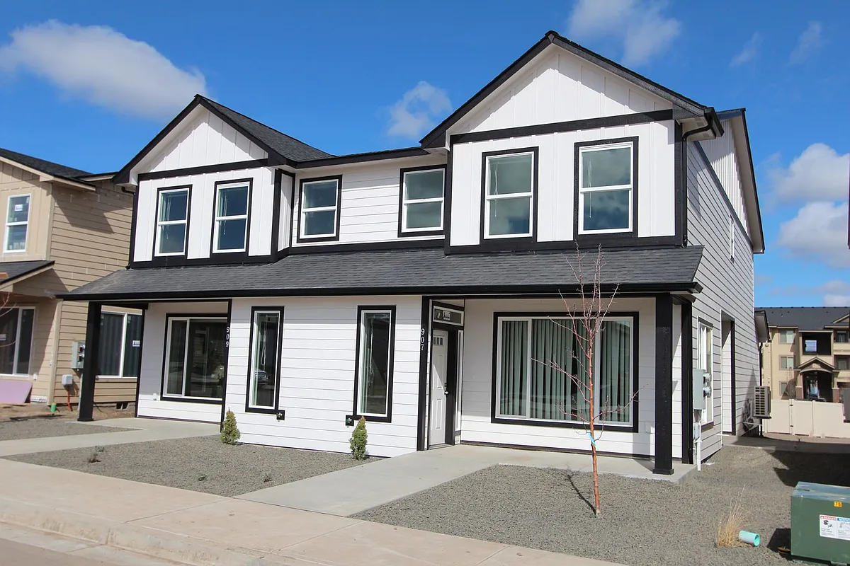 Building Photo - Modern design 3-bed, 2.5-bath duplex available now